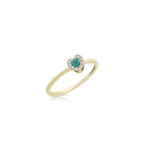 Anillo de oro con corazón de esmeralda y diamantes blancos.