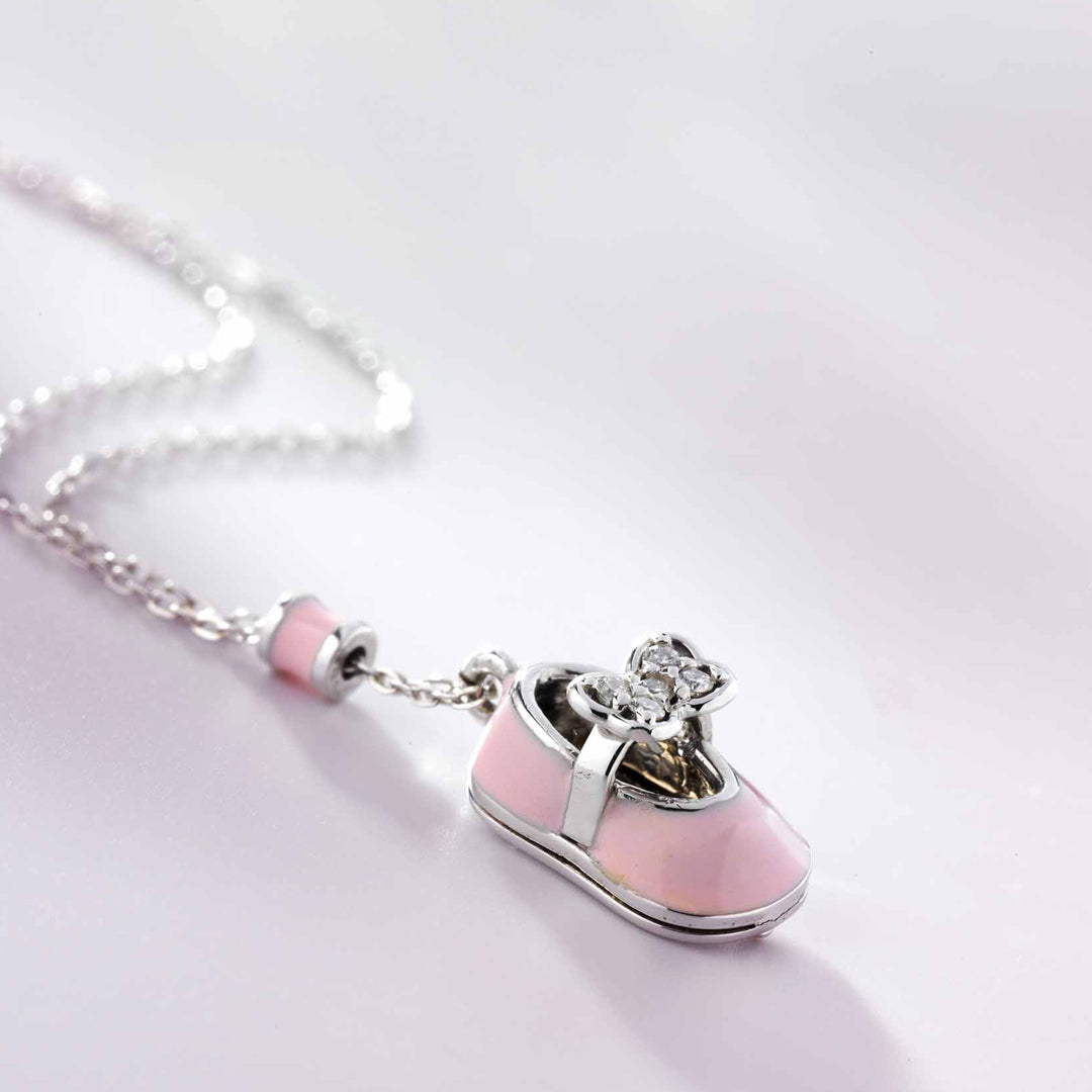 Collana in oro bianco 9kt con ciondolo a forma scarpetta rosa e zircone centrale