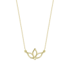 Collana in oro con ciondolo a forma di fiore di loto traforato e diamantino centrale
